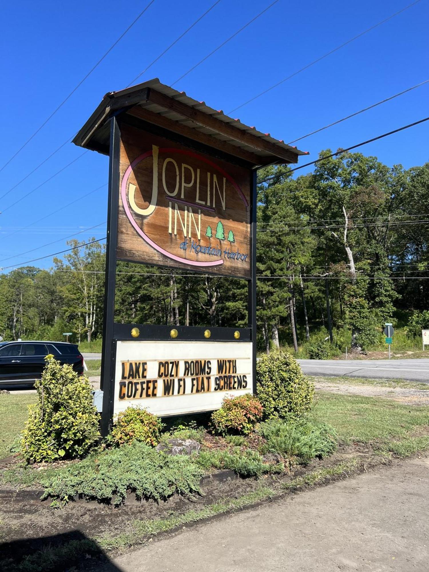 Ji11, Queen Guest Room At The Joplin Inn At The Entrance To Mountain Harbor Resort Hotel Room Mount Ida Экстерьер фото